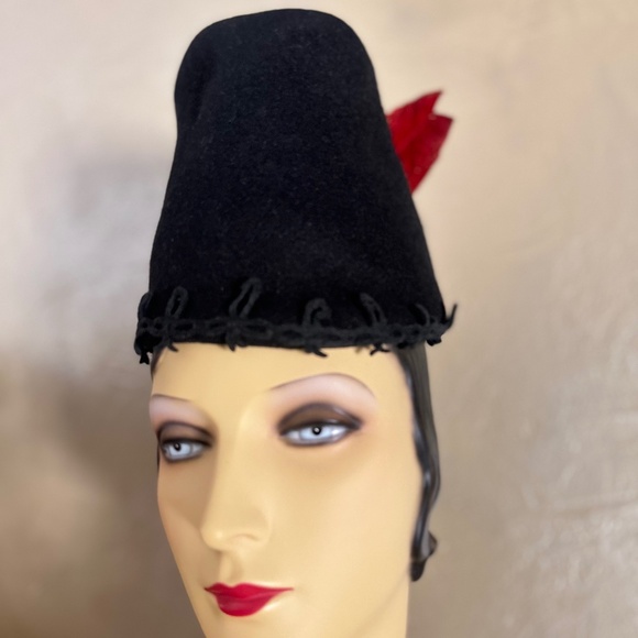 EXCEPTIONAL 1940s' UNIQUE TOP BLACK FELT CONICAL HAT + RED FEATHER & APPLIQUES - Picture 1 of 12